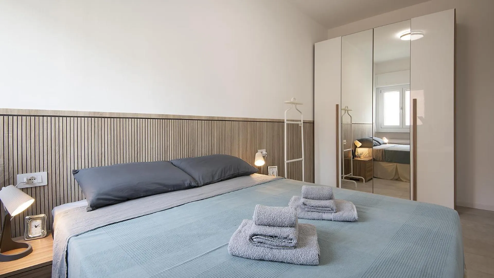 Lambrate Suite - 200 Meters From The Station Mediolan 0*,  Włochy