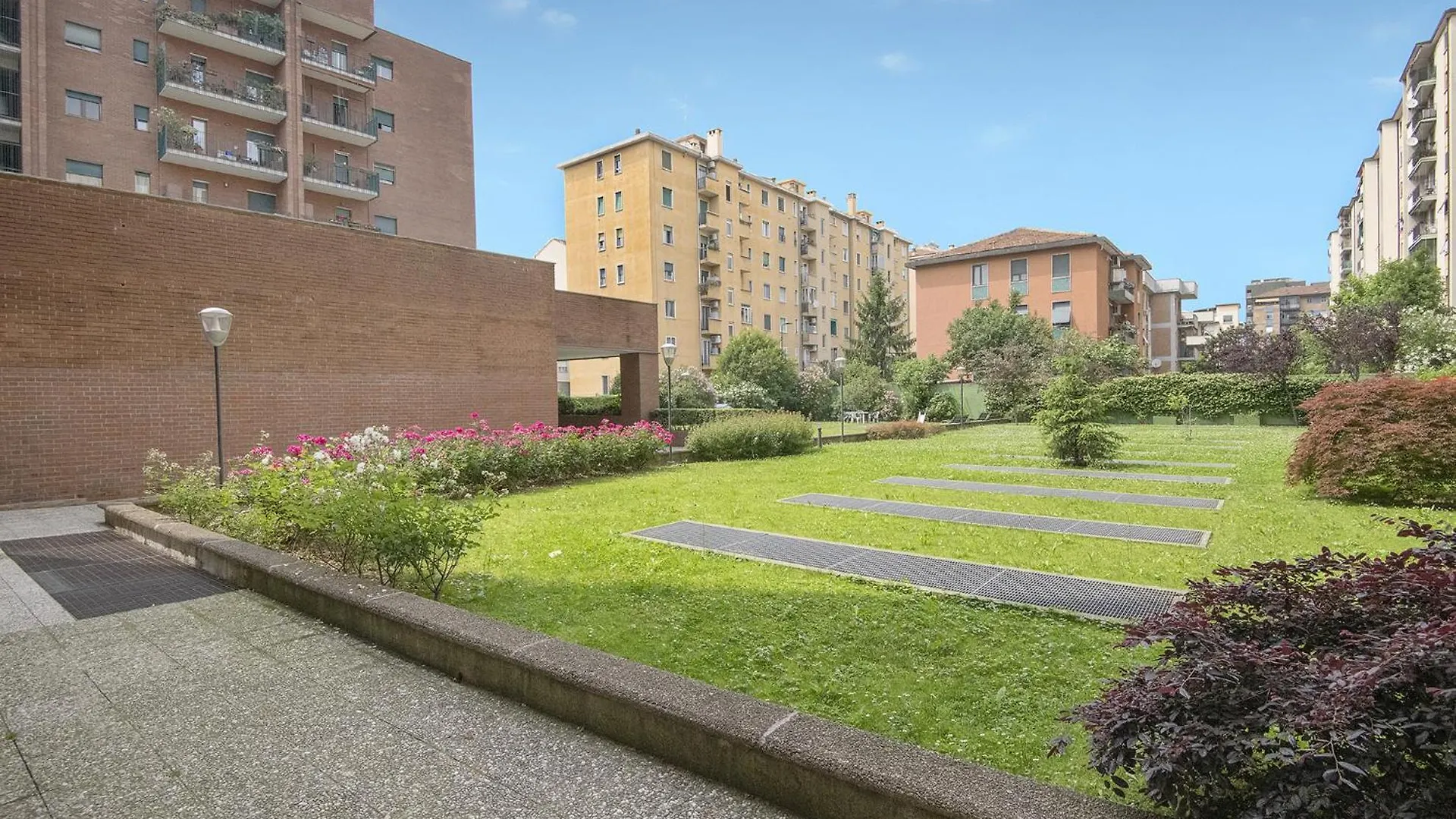 Lambrate Suite - 200 Meters From The Station Mediolan 0*,  Włochy